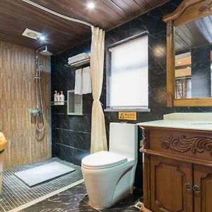 One-Bedroom King Suite